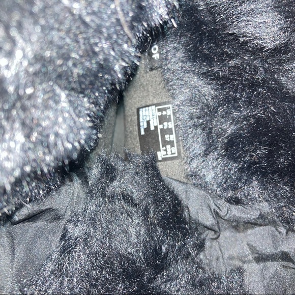 Women’s 8.5 waterproof black boots, lined with warm faux fur and great for bad - Picture 5 of 8